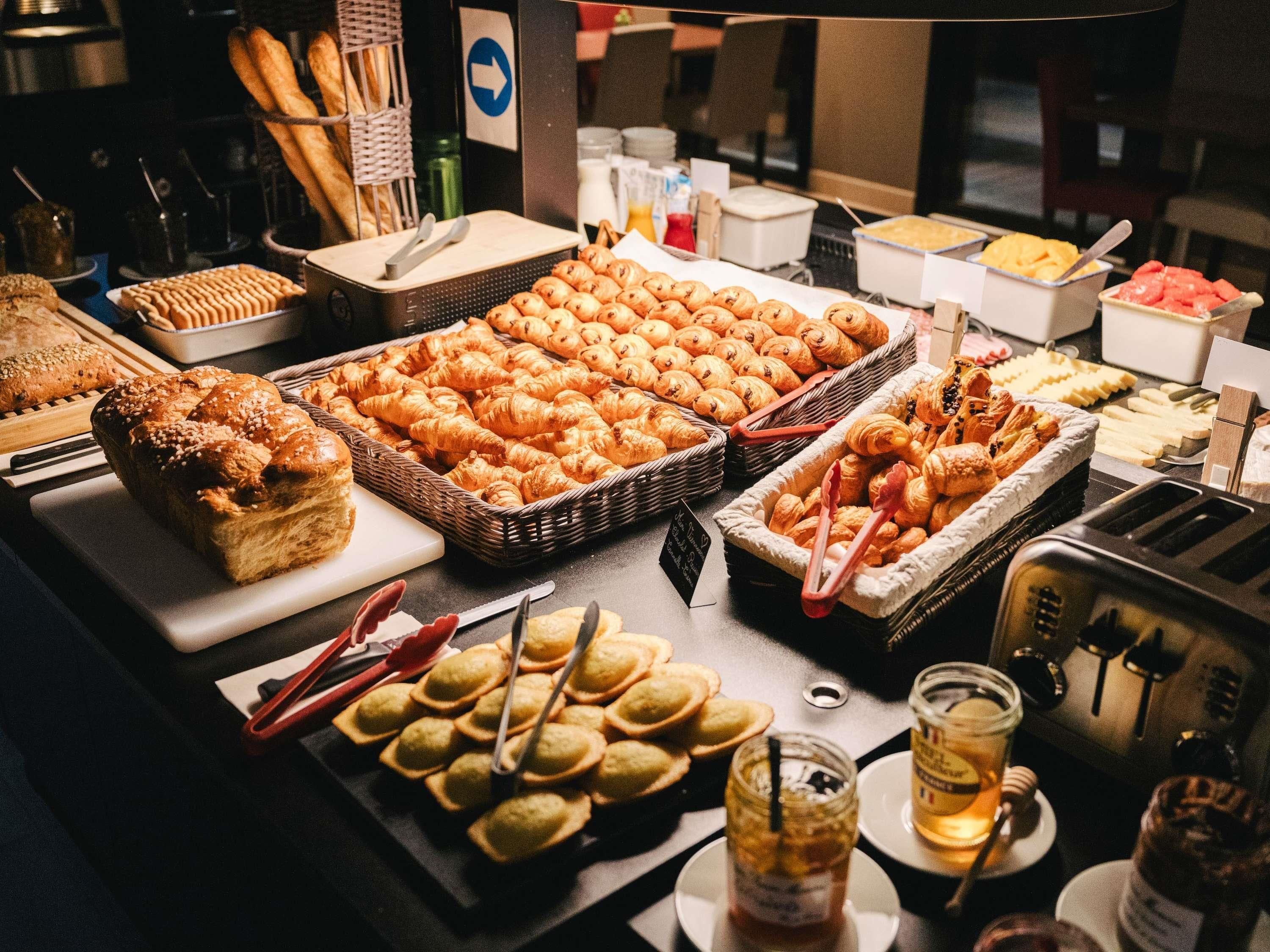 Ein reichhaltiges Buffet mit verschiedenen Backwaren und Getränken.
