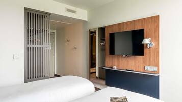 Standard Room, 2 Twin Beds | Soundproofing, free WiFi, bed sheets, alarm clocks
