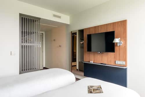 Standard Room, 2 Twin Beds | Soundproofing, free WiFi, bed sheets, alarm clocks