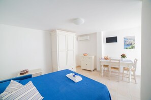 Studio | Sengetøy av topp kvalitet, safe på rommet, skrivebord og lydisolert