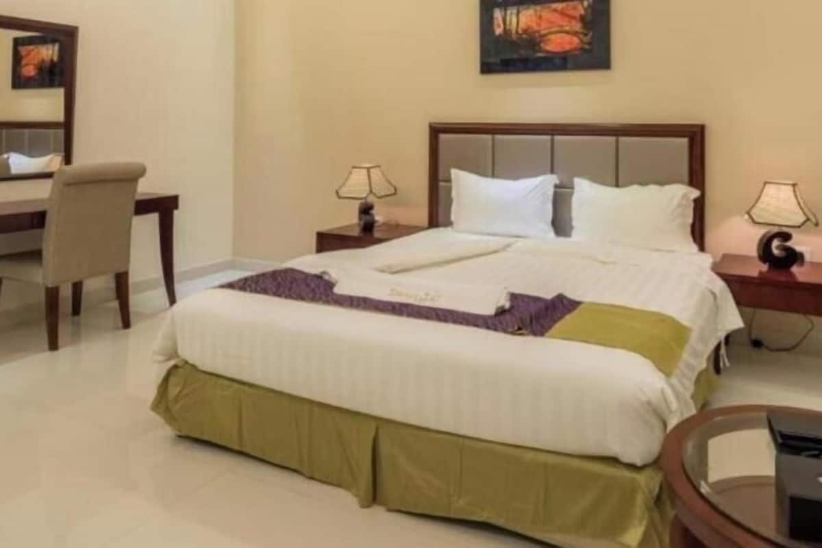 Ropa de cama hipoalergénica y caja de seguridad en la habitación