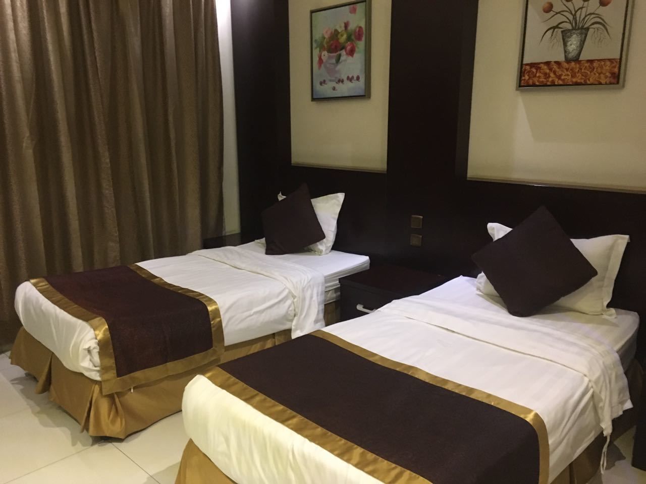 Zimmersafe, Schreibtisch, schallisolierte Zimmer, Bügeleisen/Bügelbrett