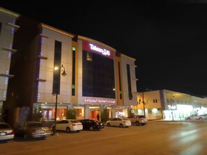 Front of property - evening/night - Taleen AlMasif hotel apartments (Riyadh)