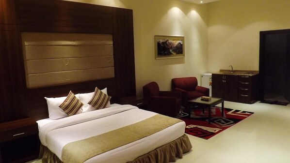 In-room safe, desk, iron/ironing board, rollaway beds - Taleen AlMasif hotel apartments (Riyadh)