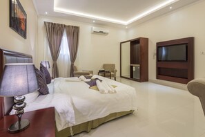 In-room safe, desk, soundproofing, iron/ironing board - Taleen Al Nadwa (Riyadh)