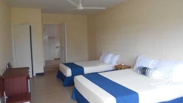 Tvåbäddsrum | Skrivbord och sängkläder