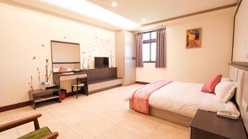 Kahden hengen standard-huone | Ylelliset vuodevaatteet, työpöytä, pimennysverhot, ilmainen Wi-Fi