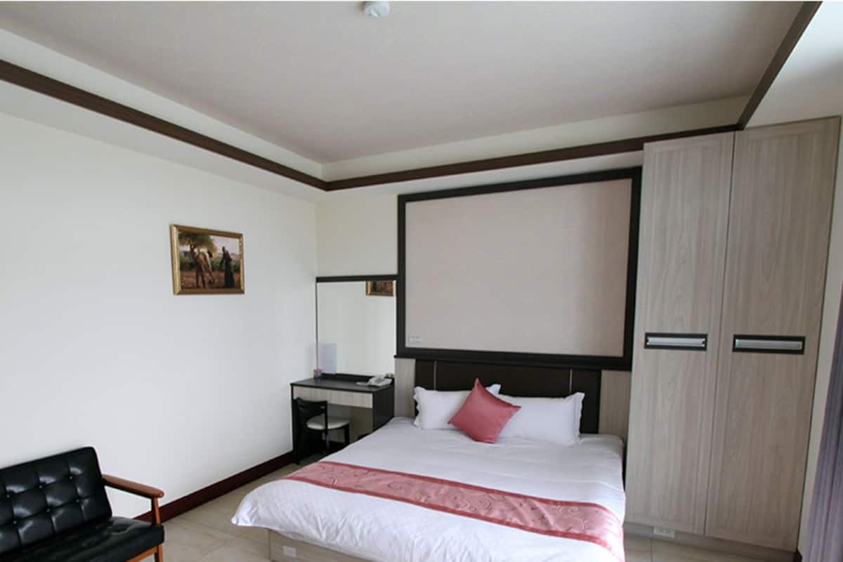 Premium bedding, desk, blackout curtains, free WiFi