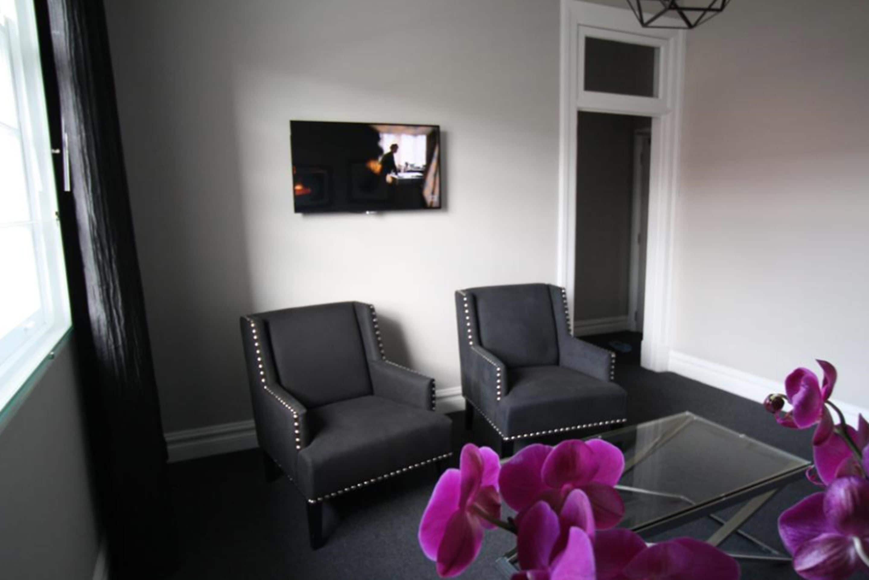 deluxe heritage king suite | living area | 40-inch flat-screen tv with cable channels, tv