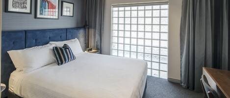 Standard Queen Room | 1 bedroom, premium bedding, in-room safe, desk