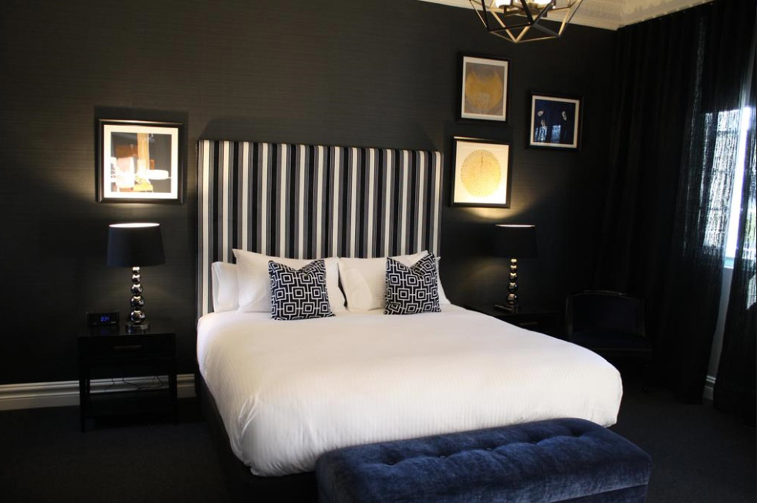 Junior Heritage King Suite | Premium bedding, in-room safe, desk, laptop workspace