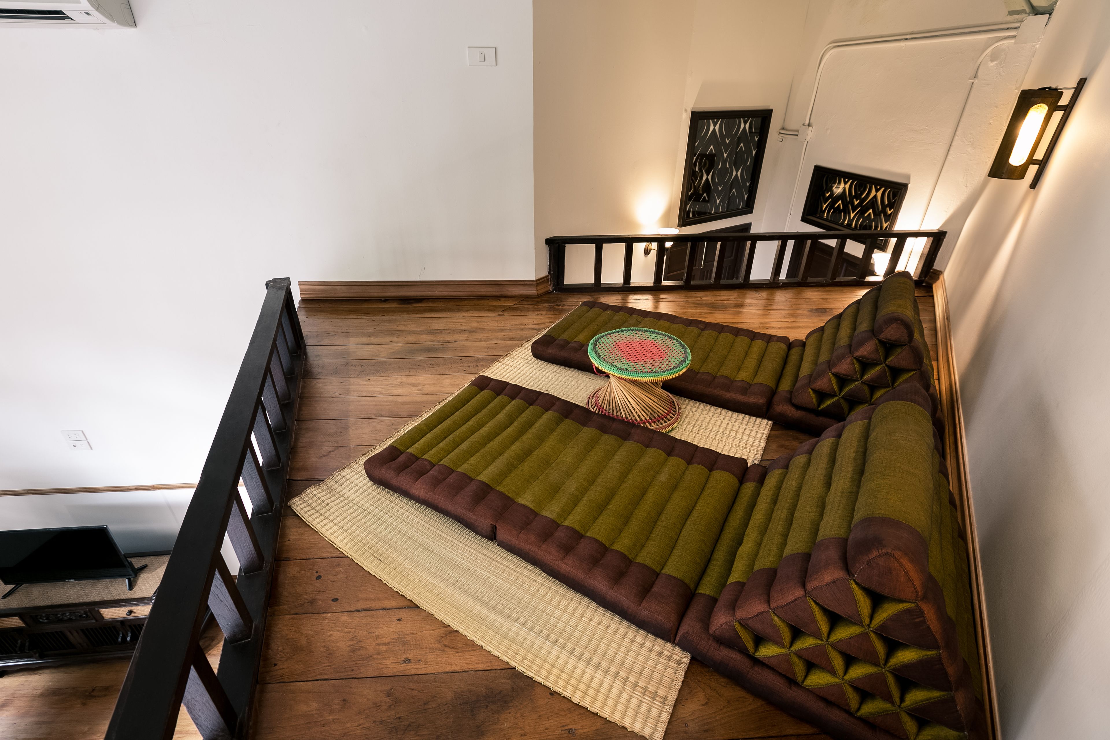 deluxe suite, balcony | living area