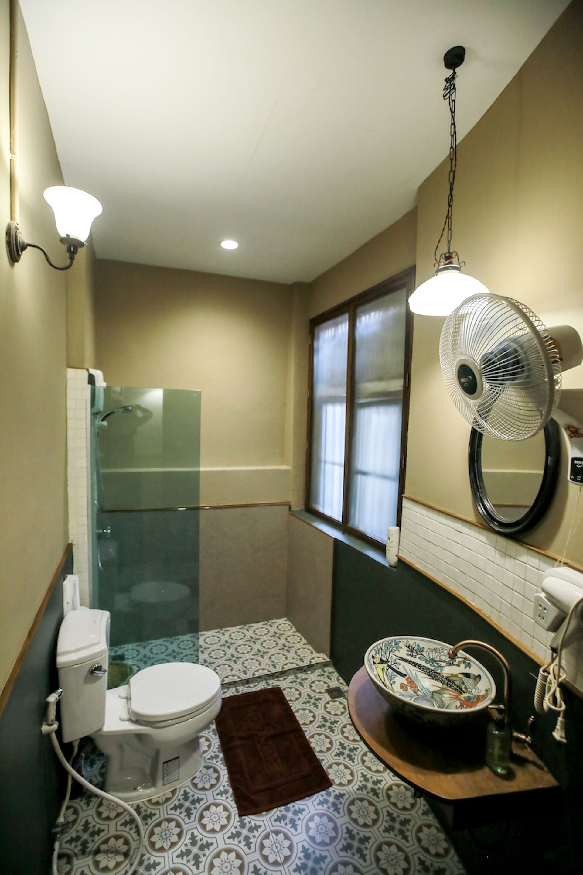 standard double room | bathroom | shower, free toiletries, hair dryer, towels