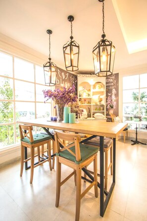 Breakfast, lunch, dinner served; Thai cuisine  - Bliss Guesthouse (Hua Hin)