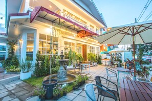 住宿正面 - 傍晚/夜晚