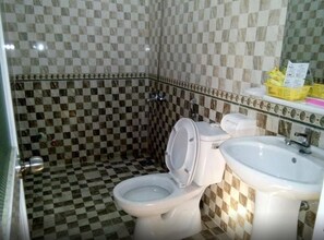 Dusj, toalettartikler (inkludert), hårføner og tøfler