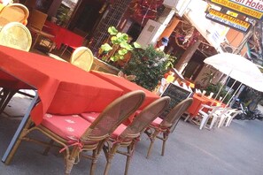 Breakfast, lunch, dinner served; local and international cuisine - Nilawan Guesthouse (Hua Hin)