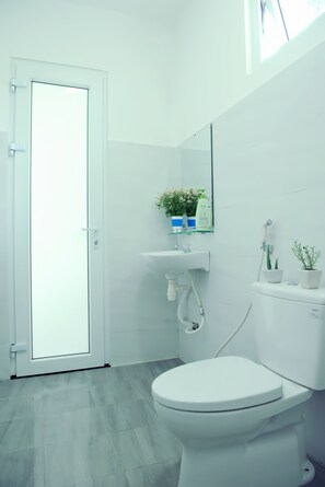 Deluxe-værelse - balkon | Badeværelse | Bruser, gratis toiletartikler, hårtørrer, hjemmesko