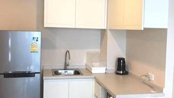 1-Bedroom Condo | Private kitchenette | Full-size fridge, microwave, electric kettle