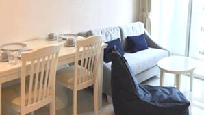 1-Bedroom Condo | Oppholdsområde | LCD-TV