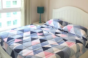 1-Bedroom Condo | 1 Schlafzimmer, Verdunkelungsvorhänge, Zustellbetten, Bettwäsche