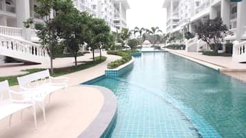 2 outdoor pools