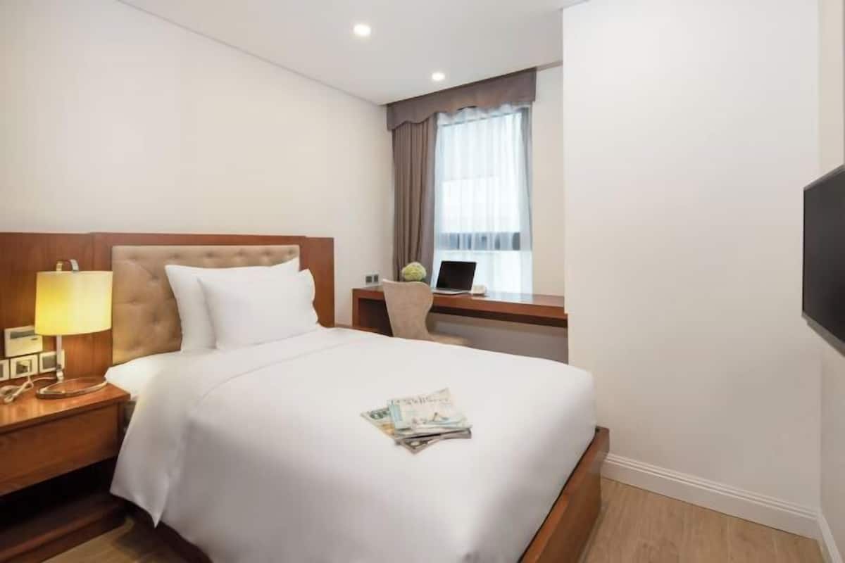 Minibar, caixa forta a l'habitació, escriptori i cortines opaques