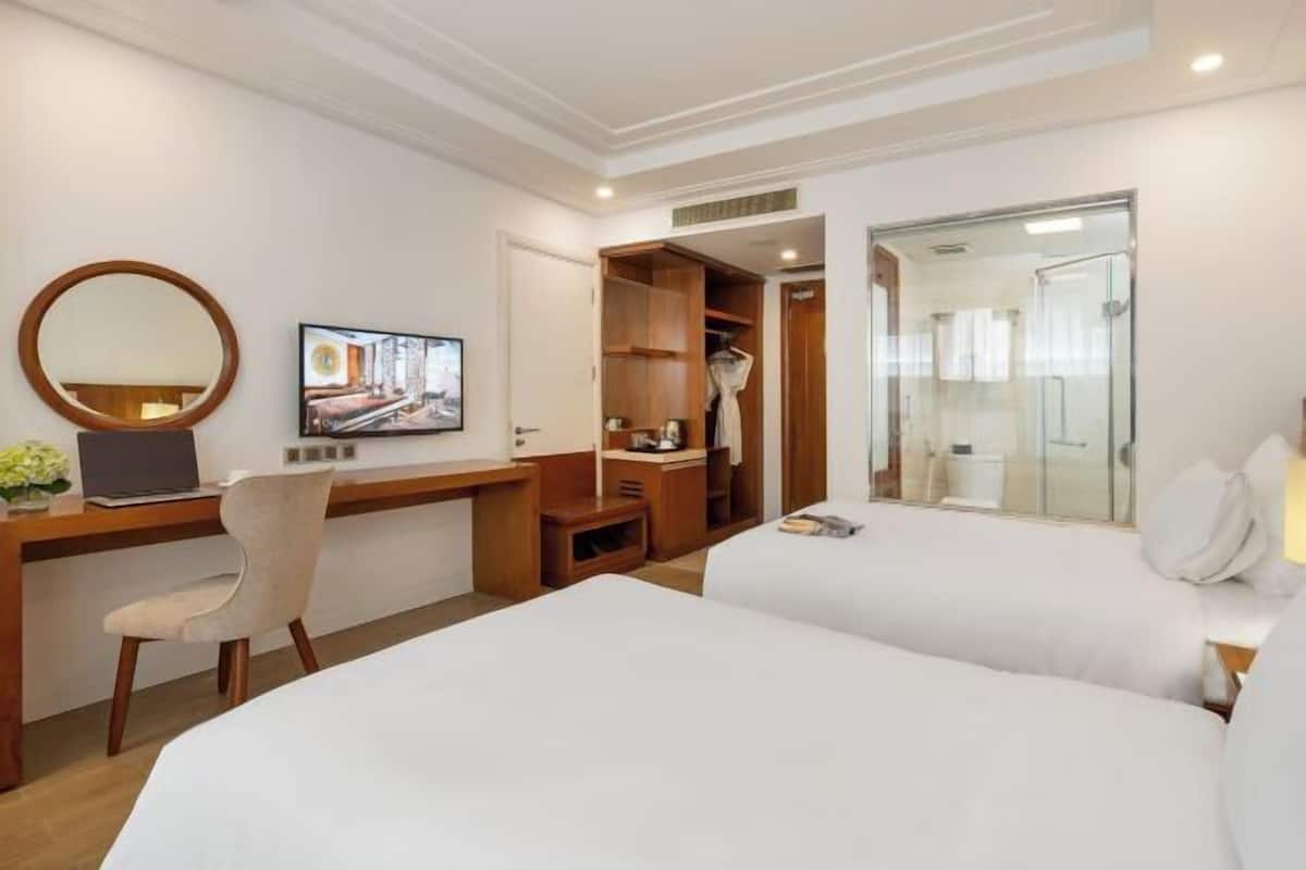 Minibar, caixa forta a l'habitació, escriptori i cortines opaques