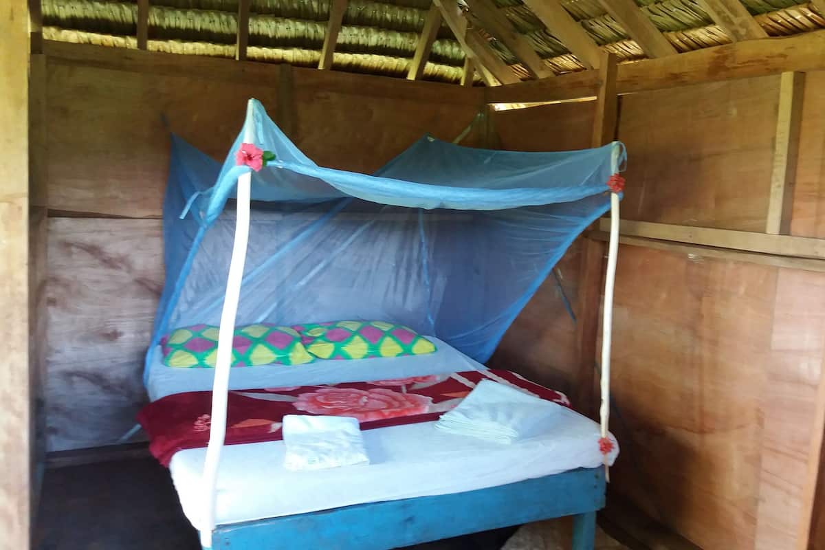 บ้านต้นไม้พรีเมียม | เครื่องนอนระดับพรีเมียม, เตียงพร้อมฟูกเสริมที่นอน, ตู้นิรภัยในห้องพัก