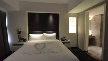 Executive Suite | Minibar, in-room safe, desk, blackout drapes
