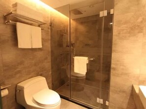 Dusche, kostenlose Toilettenartikel, Haartrockner, Bademäntel
