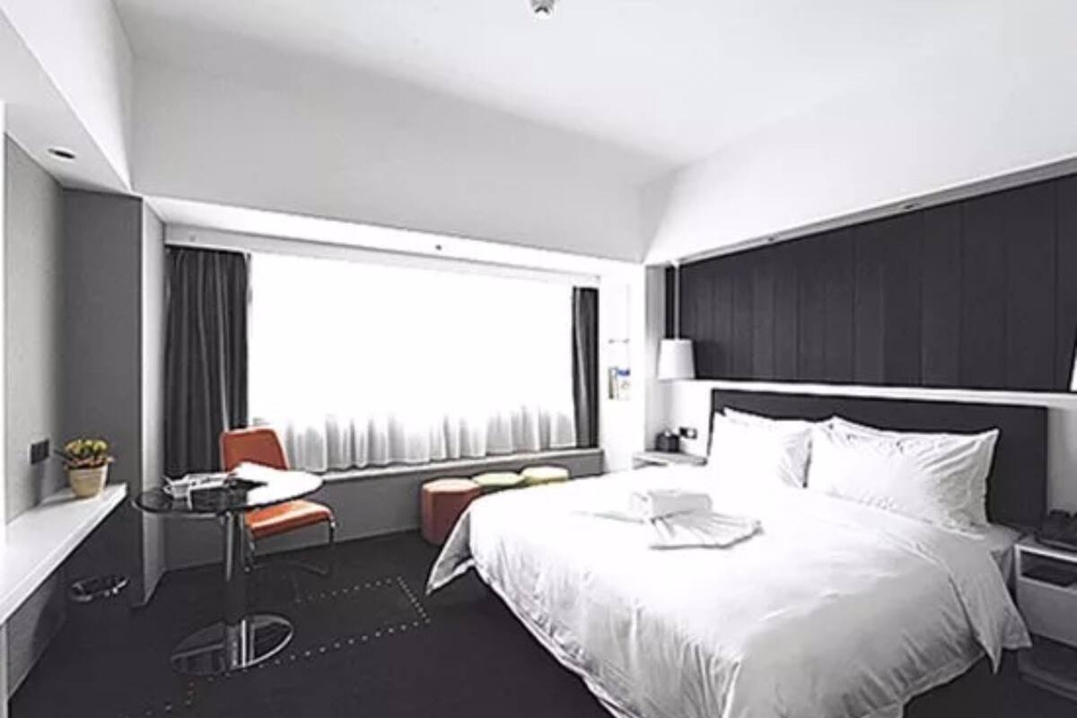 Dobbeltrom – design | Minibar, safe på rommet, skrivebord og blendingsgardiner