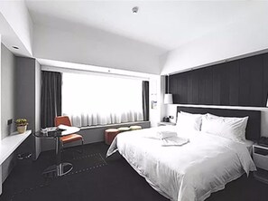 Minibar, caja de seguridad en la habitación y escritorio