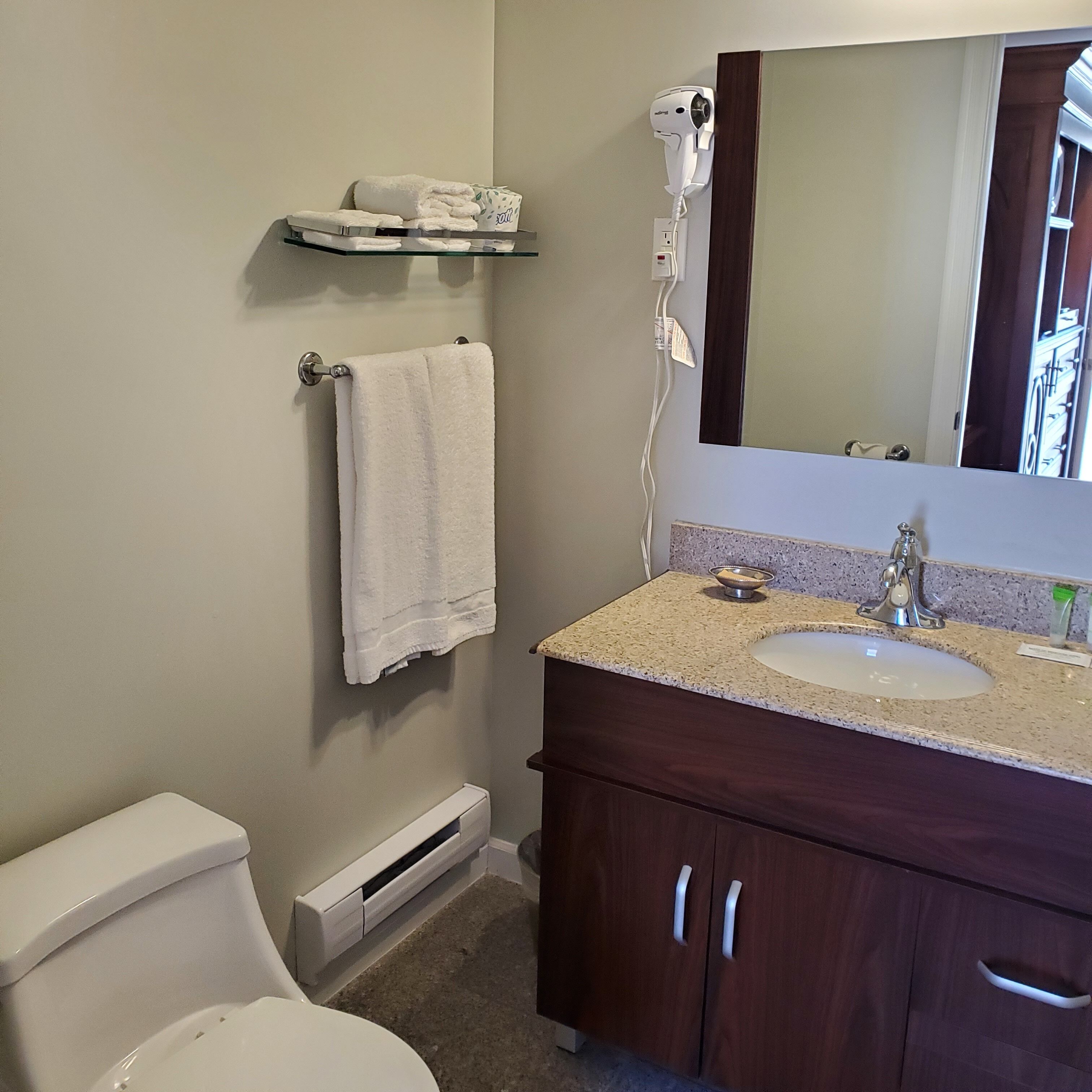 room, 1 queen bed, jetted tub | bathroom | combined shower/bathtub, deep-soaking bathtub, hair dryer, towels