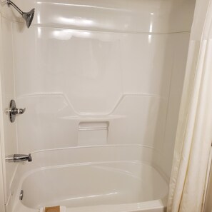 Camera, 1 letto queen | Bagno | Combinazione doccia/vasca, vasca da bagno a immersione totale