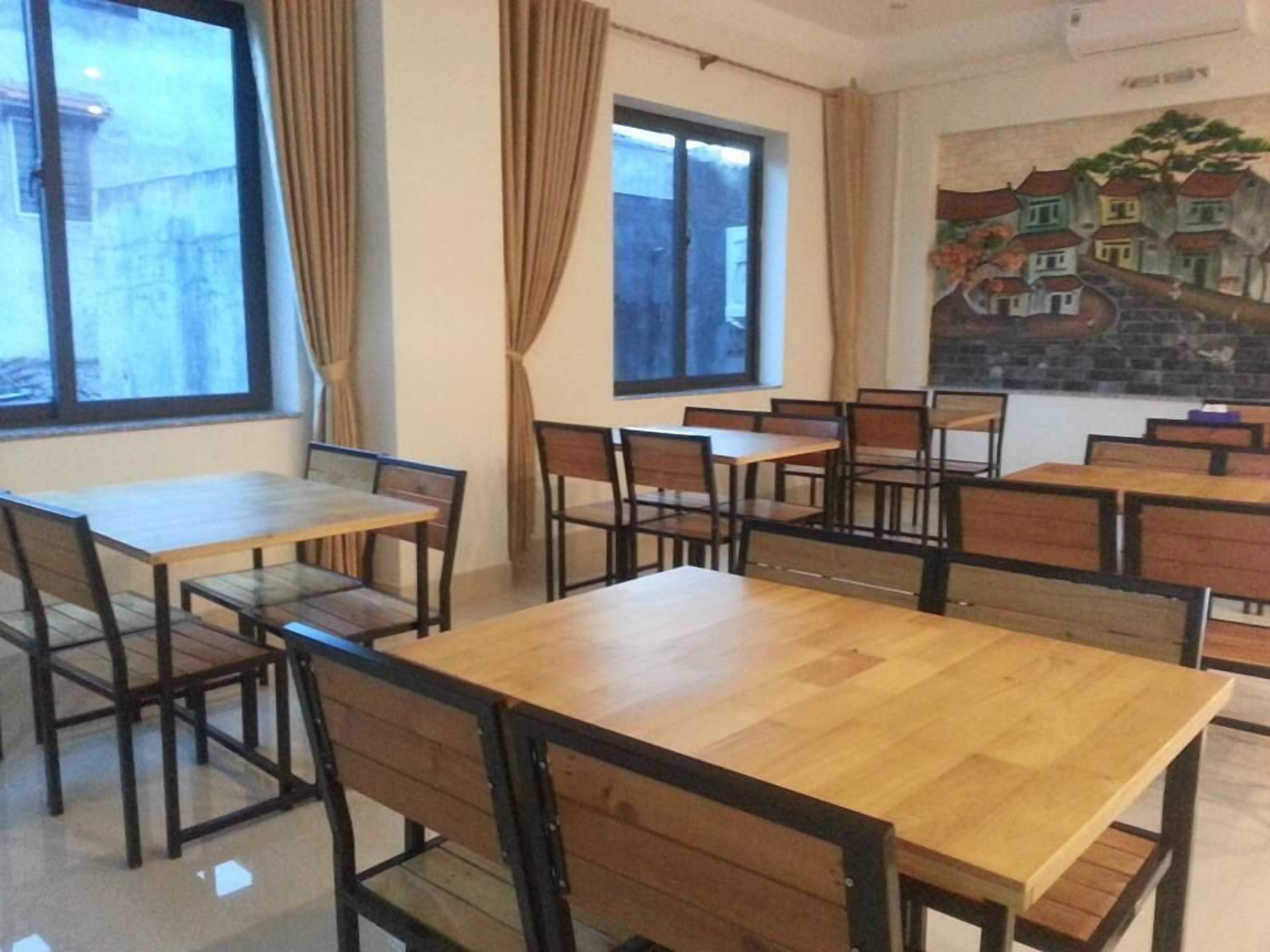 Phục vụ bữa sáng, bữa trưa và bữa tối 