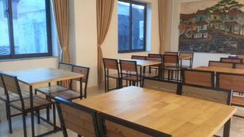 Phục vụ bữa sáng, bữa trưa và bữa tối