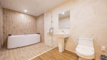 Ein modernes Badezimmer mit Badewanne, Waschbecken und Toilette.