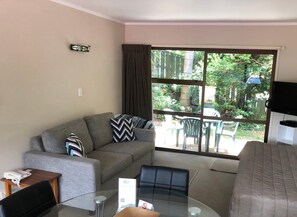 Flat-screen TV - Aquarius Motel (Ohope)