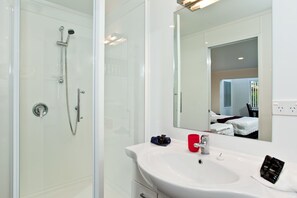 Double Room | Bathroom | Free toiletries, hair dryer, towels