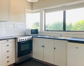 Mini-fridge, microwave, stovetop, electric kettle - Aquarius Motel (Ohope)