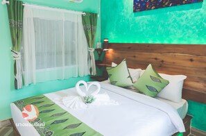 Deluxe tweepersoonskamer, 1 queensize bed, koelkast | Individueel gedecoreerd, individueel gemeubileerd, een bureau