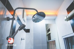 Deluxe-dobbeltværelse - 1 queensize-seng - køleskab | Badeværelse | Bruser, brusehoved med spredningseffekt, gratis toiletartikler