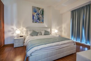 2 bedrooms, in-room safe, blackout curtains, iron/ironing board - The Waves by Deluxe Holiday Homes (Dubai)