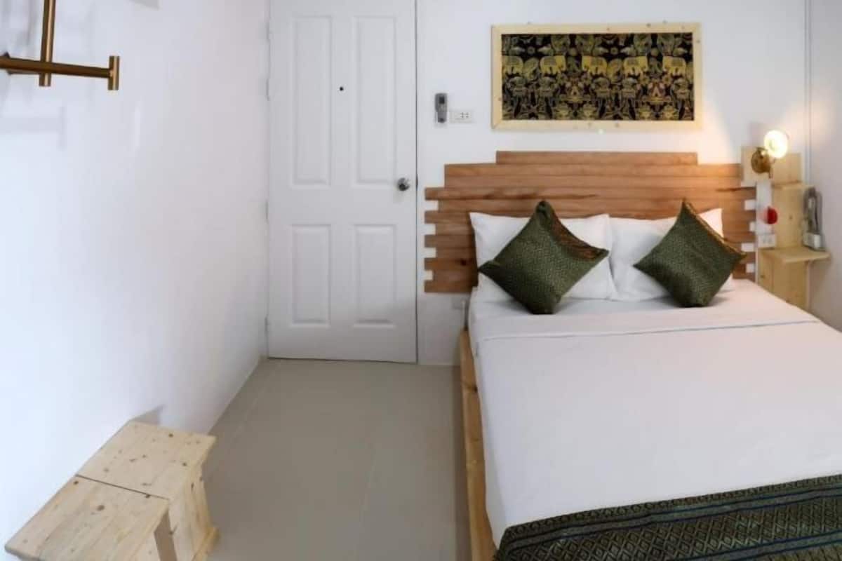 Free minibar items, desk, free WiFi, bed sheets