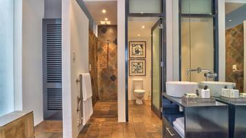 Cottage, 1 Bedroom, Garden View | Bathroom | Separate tub and shower, deep soaking tub, free toiletries, towels