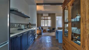 Cottage, 1 Bedroom, Garden View | Private kitchen | Full-size fridge, oven, stovetop, coffee/tea maker