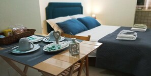 1 Schlafzimmer, hochwertige Bettwaren, Schreibtisch