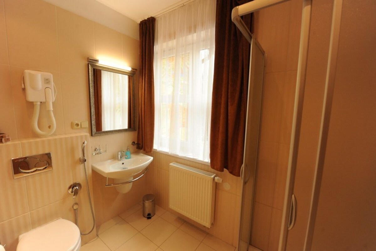 Dusche, kostenlose Toilettenartikel, Haartrockner, Bademäntel