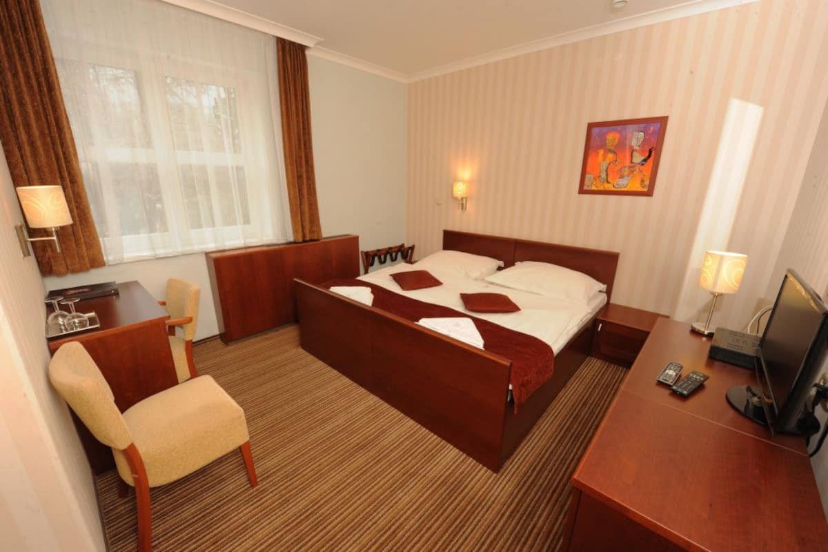 In-room safe, desk, blackout drapes, free cribs/infant beds